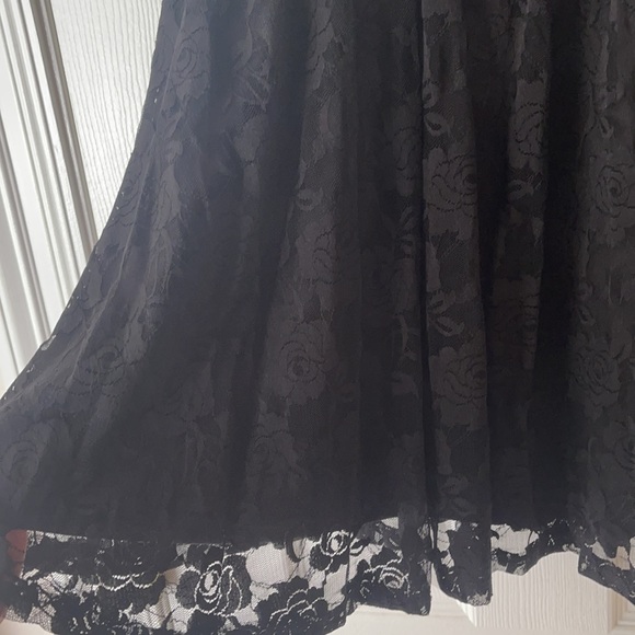 F21 black lace dress with stretch at the waist - Picture 2 of 4